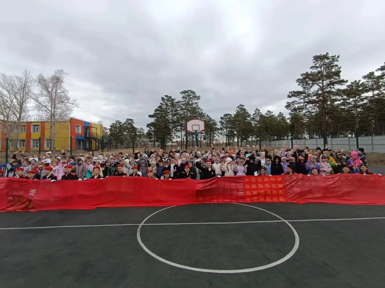 Сегодня в начальной школе состоялся торжественный митинг, посвящённый 81-й годовщине Ве...