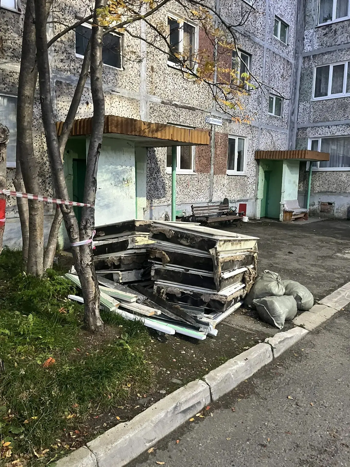 Новые окна появились также в пятом и шестом подъездах на Олимпийской, 20