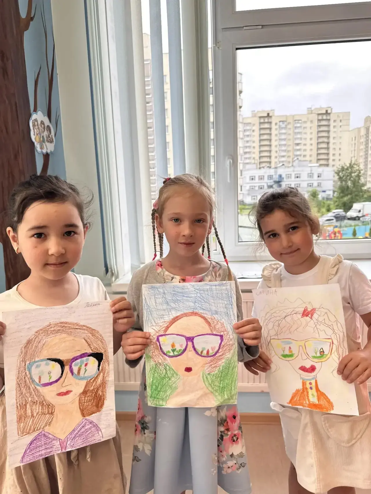 💫Наши «Очки фантазии»💫

Даже если за окном серость, в сердце всегда может цвести лето💛. 

Дети из
