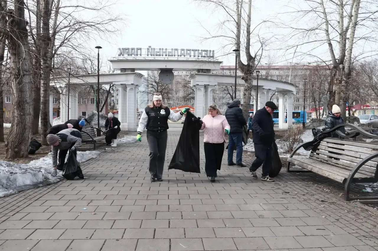 Сегодня вновь состоялся Всекузбасский субботник.  На большую уборку вышли сотрудники самых разных го