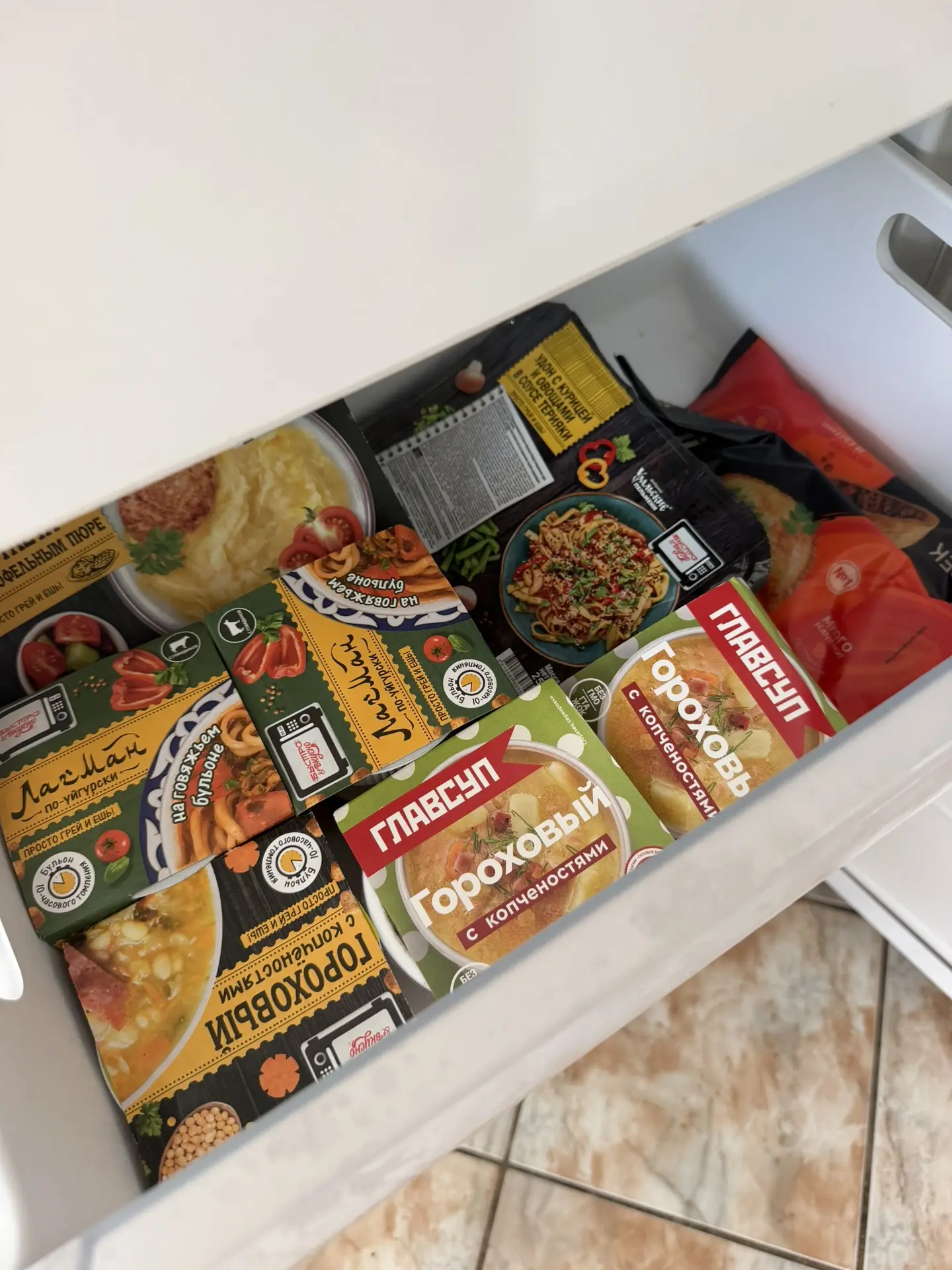 Заехала к папе,завезла продукты: замороженные супы,вторые блюда,тушёнки и консервы. Гос...