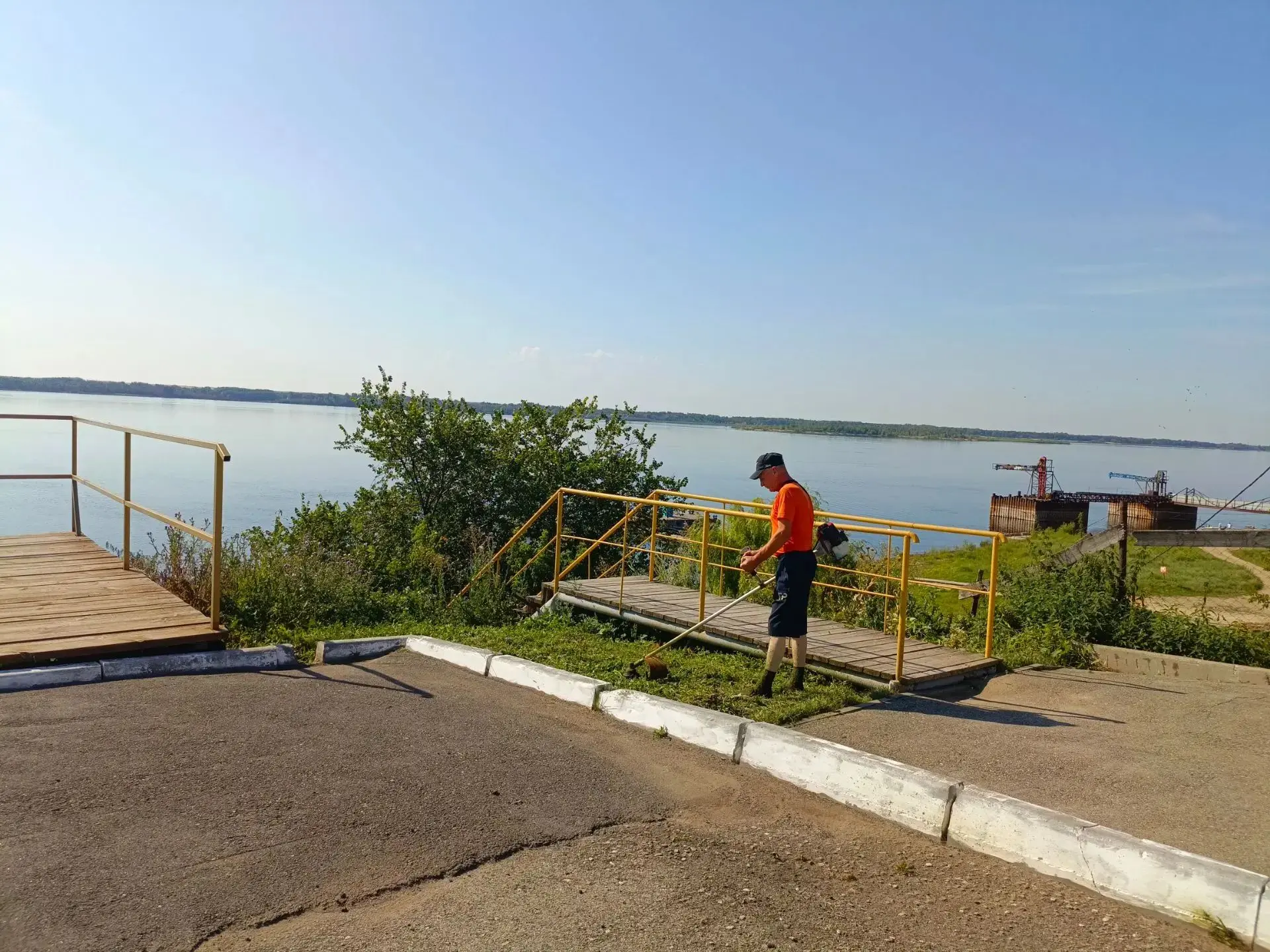 Сегодня рабочий день у сотрудников РДК начался не в кабинетах, а на свежем воздухе. Вооружившись инв