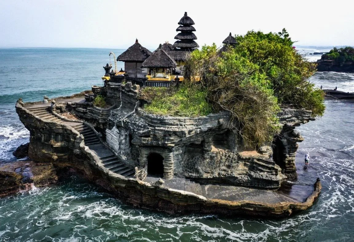 Храм Танах Лот на острове Бали, Индонезия 🇮🇩  🔹 Танах Лот - индуистский храм, являющийся одним из гл