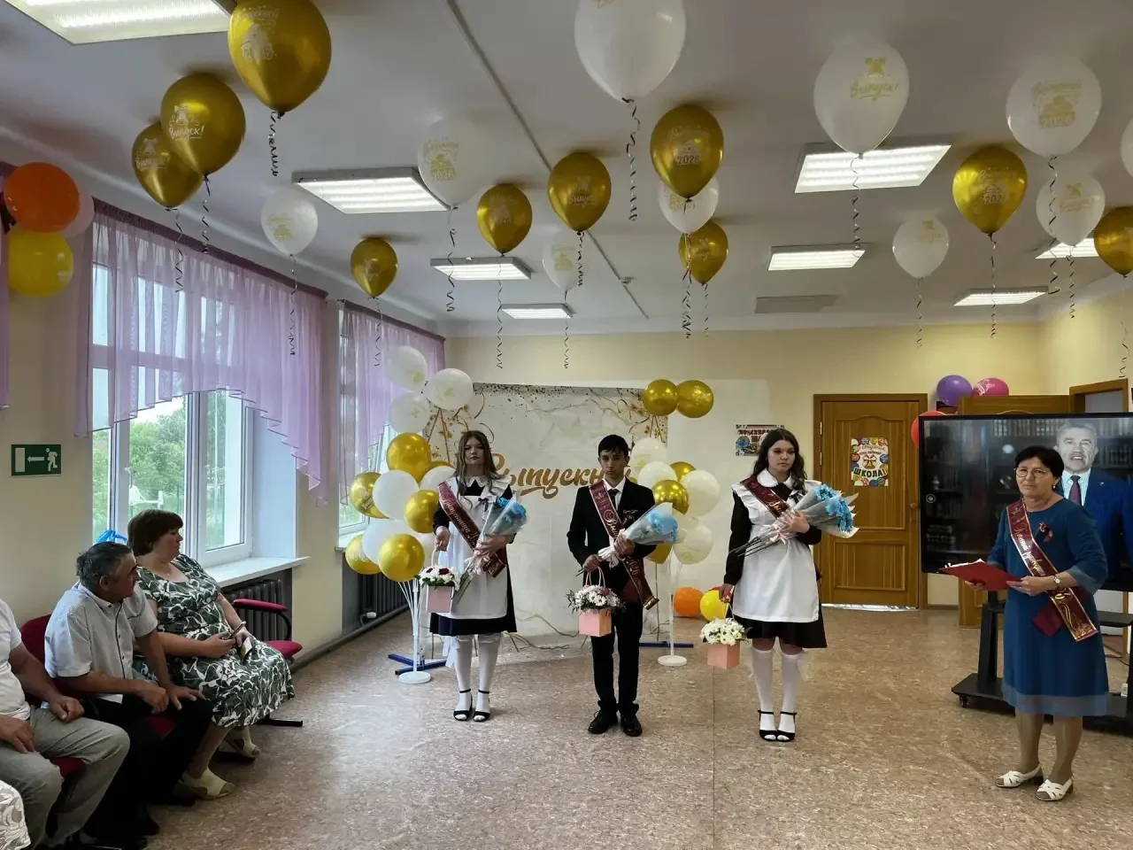 Поздравляем наших дорогих выпускников! Желаем вам легких экзаменов, удачи, успехов, пус...