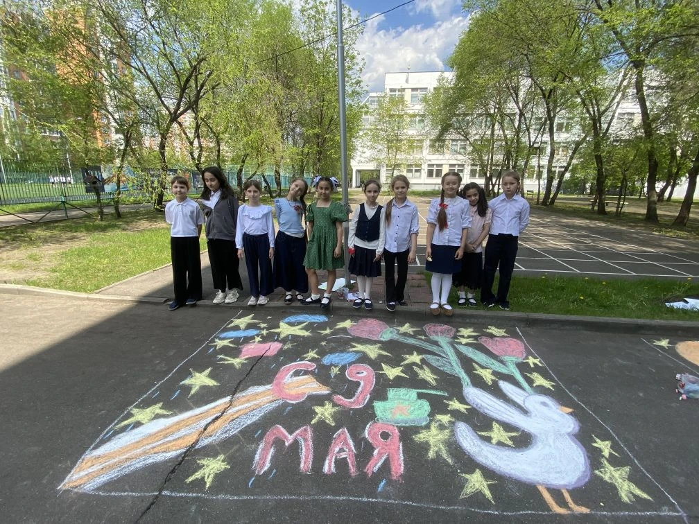 🎨 В преддверии 9 Мая ученики начальной школы устроили яркое творческое мероприятие — рисовали на асф