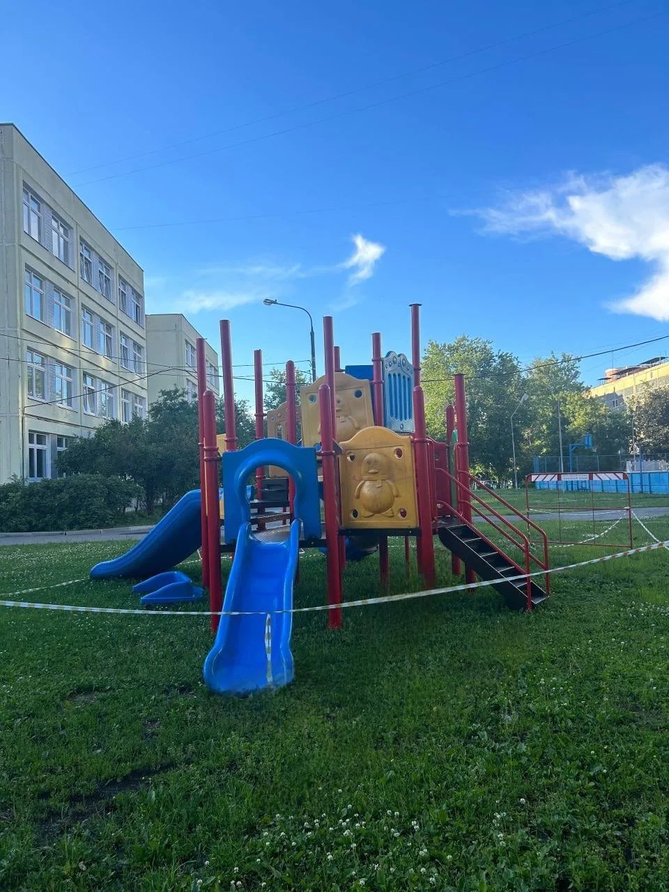 Соседи ранее обратили внимание на неудовлетворительное состояние детской площадки на территории школ