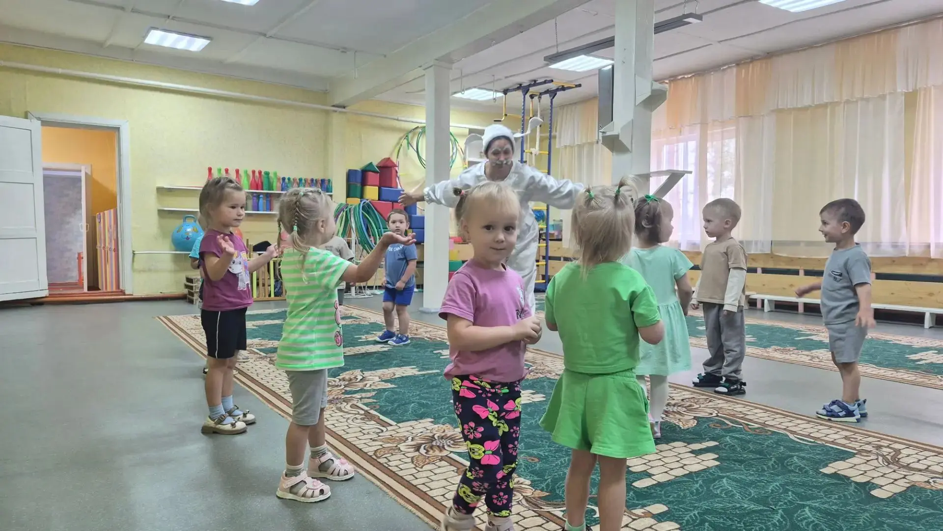 Дети разновозрастной группы от 3 до 5 лет попрощались с Летом на год. Вместе с лесными ...