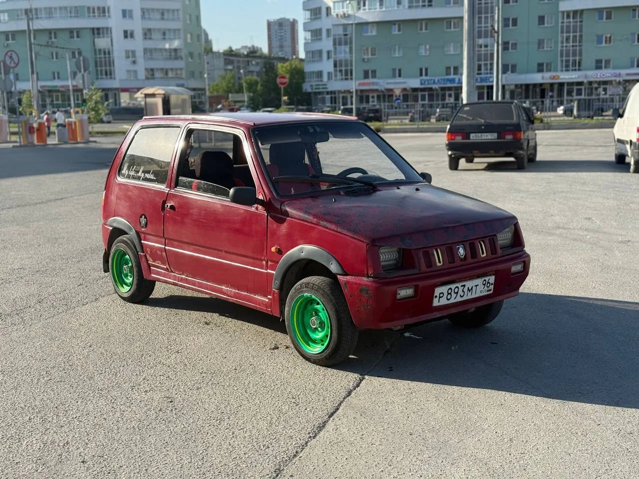 В продаже Ока 
2002 год 
Мотор работают прекрасно не троит не дымит запускается четко
Коробка включа