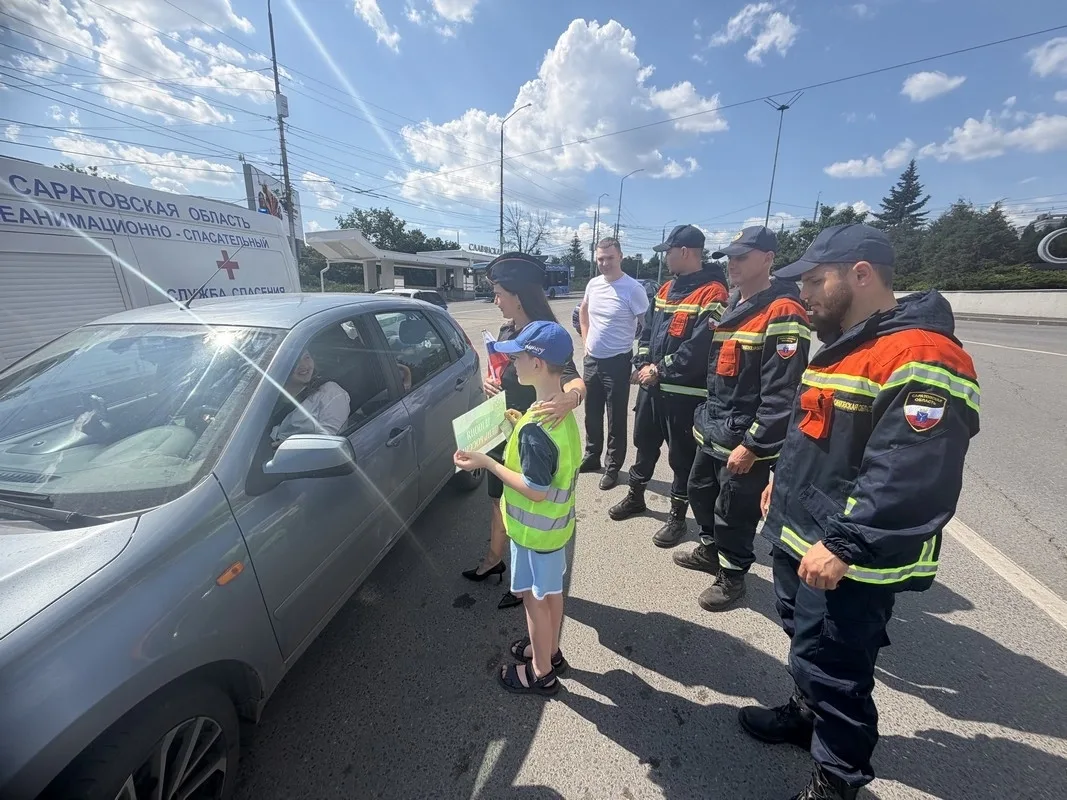 🚔В Саратове автоинспекторы и спасатели поздравили горожан с Днём России
Праздничное мероприятие для