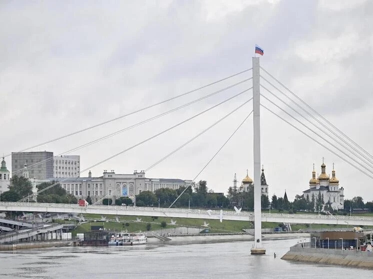 На мосту Влюблённых водрузили триколор