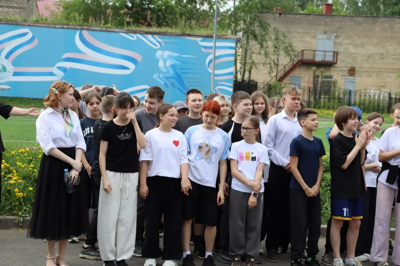 #классныеновости9 🎓 С окончанием учебного года спешит поздравить 6В класс!