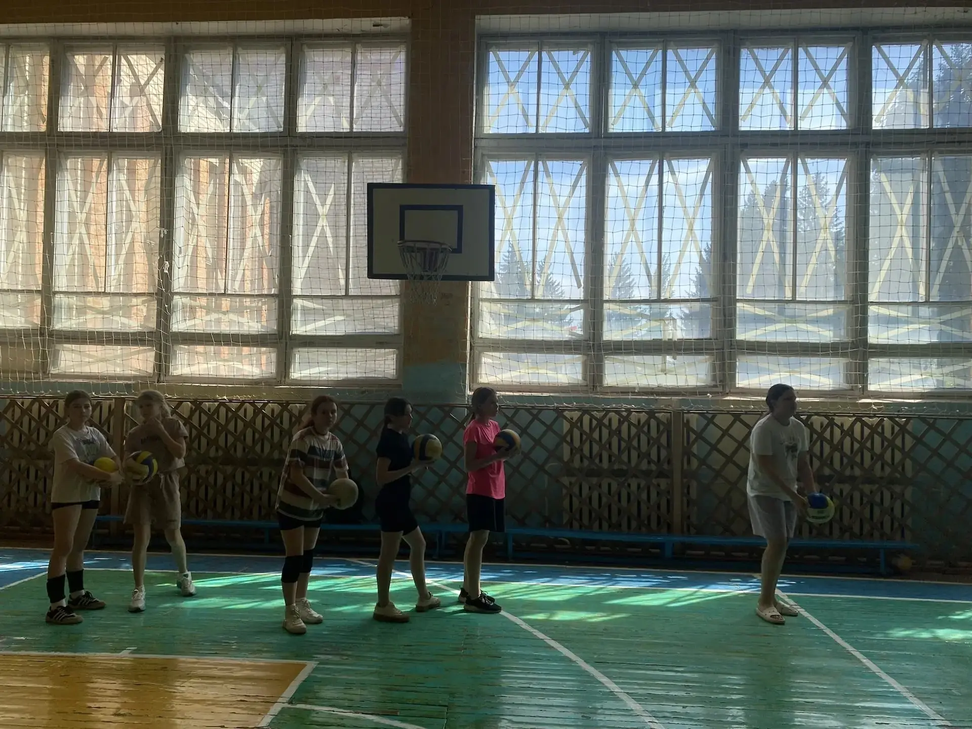 Воспитанники ДЮСШ г. Щигры готовятся к отработке подачи в волейболе. В этом виде спорта важно учитыв