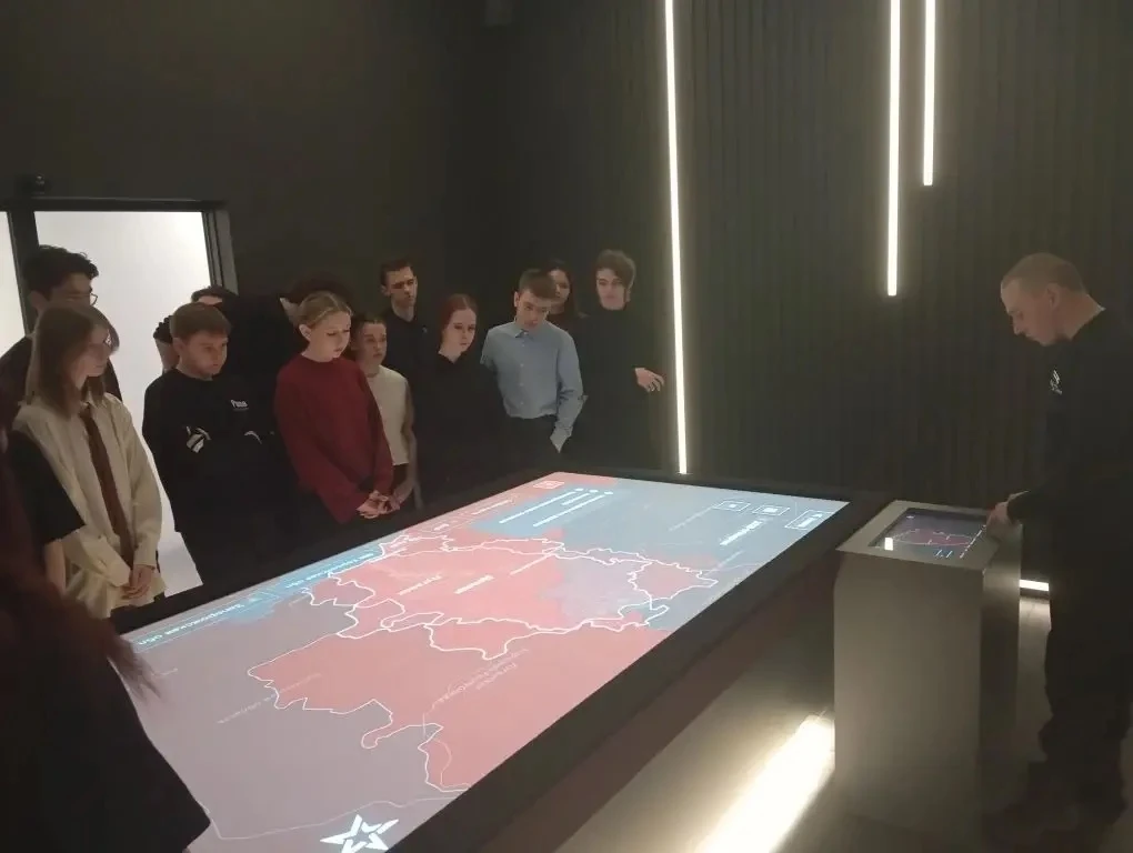 Продолжаем экскурсию в музей СВО.  На этот раз в музее побывали ученики 11А и 10Б классов. Конечно, 
