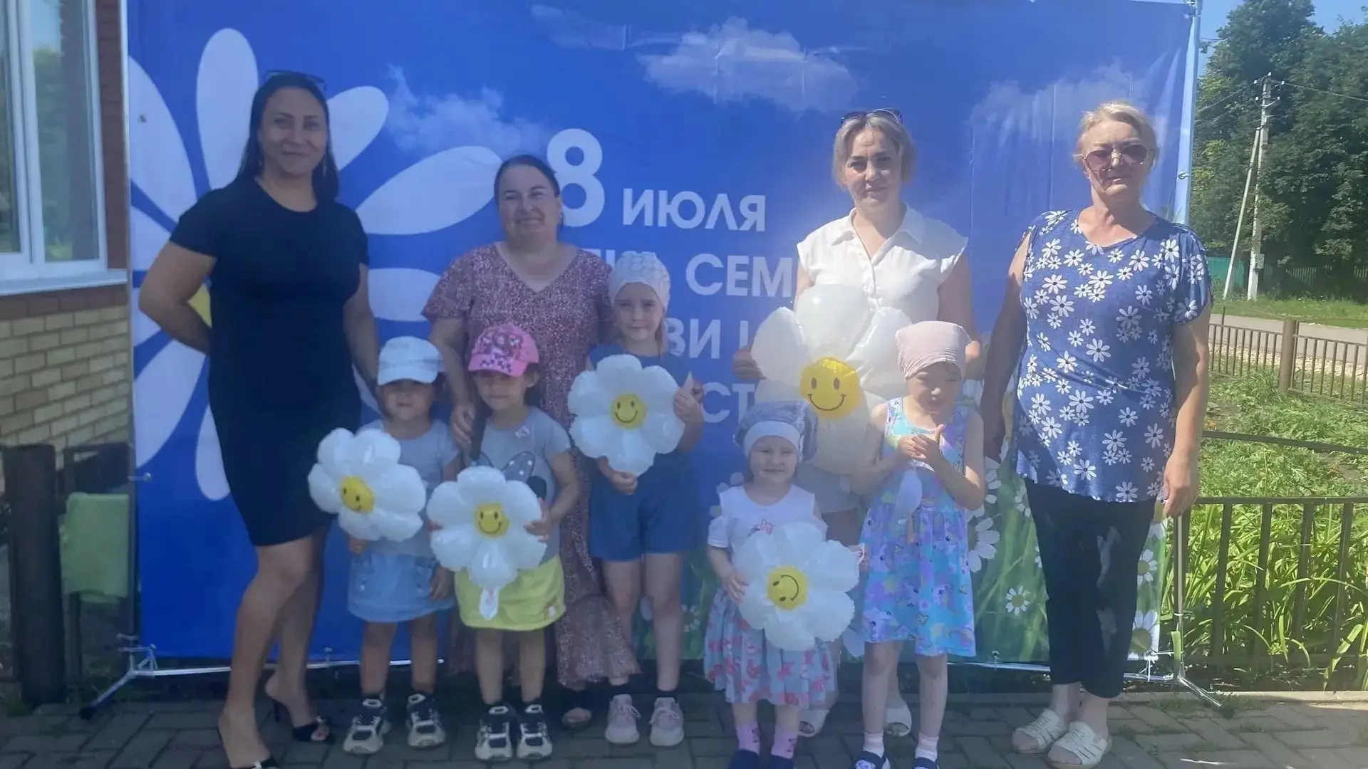 Дошкольная группа провела фотоакцию ко Дню  семьи, любви и верности "Ромашковое счастье". Ромашка- п