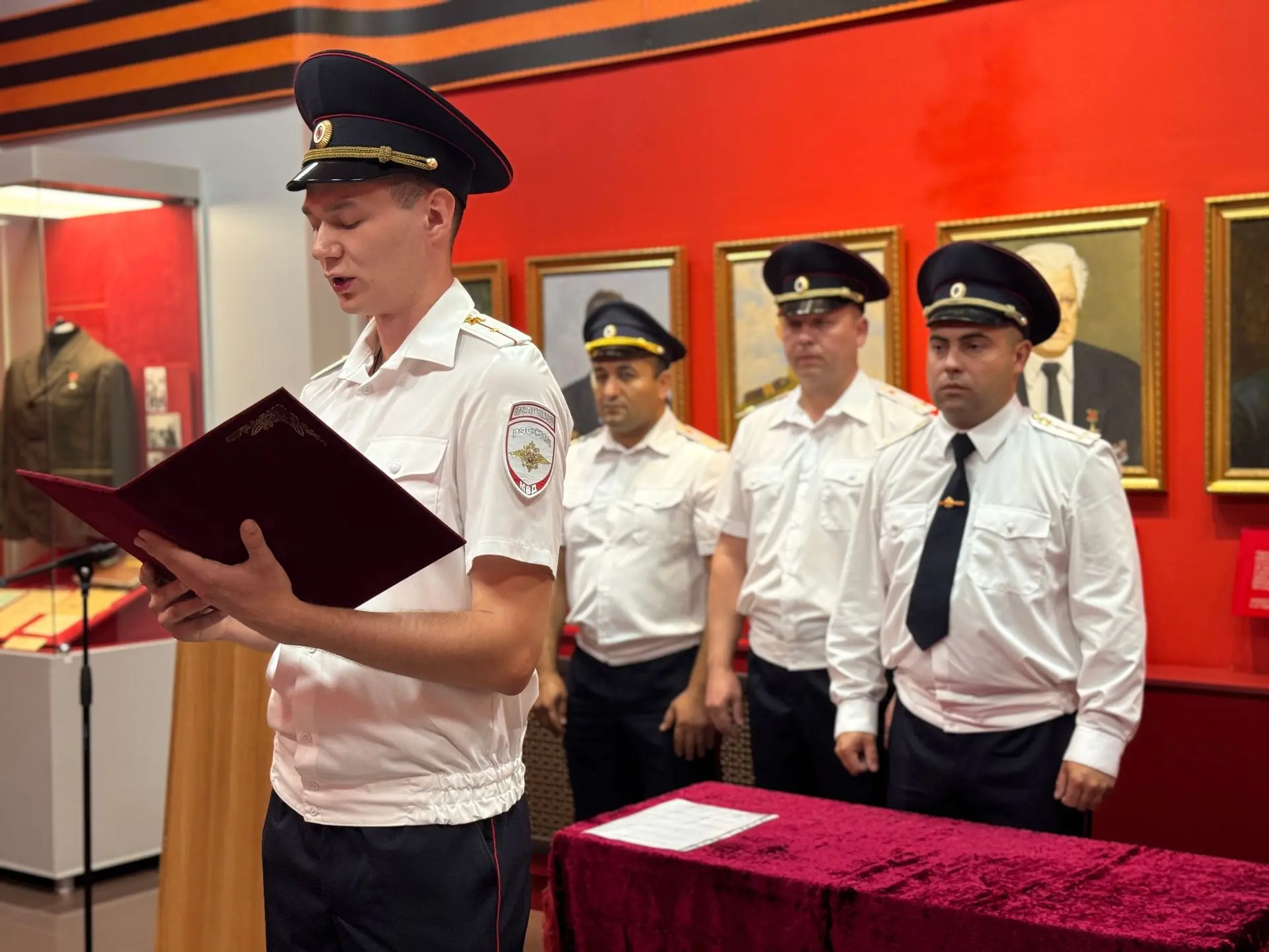 🫡В Железногорске молодые сотрудники полиции приняли Присягу

👮‍♂️👮‍♀️На мемориальном комплексе «Б
