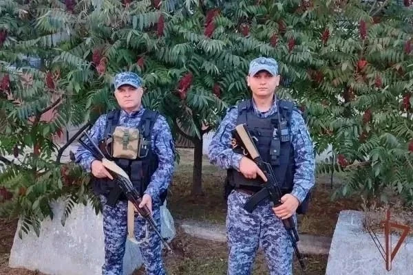 В Грайворонском округе сотрудники Росгвардии спасли двух женщин из горящего дома в селе...