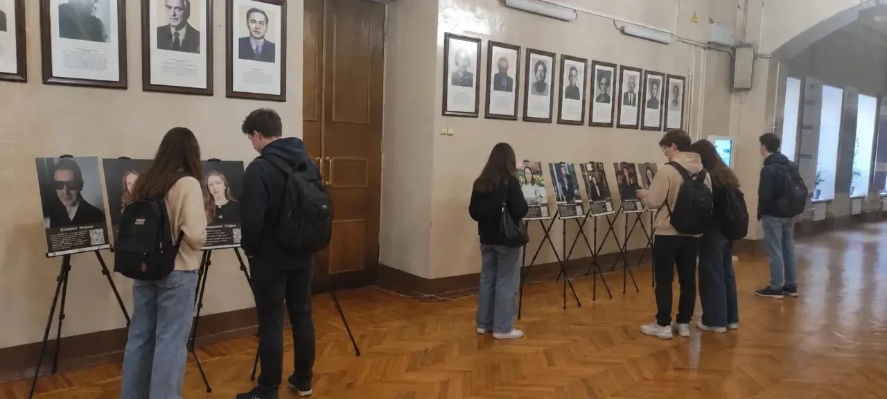 Выставка проекта «Своими глазами» открылась в МГЛУ