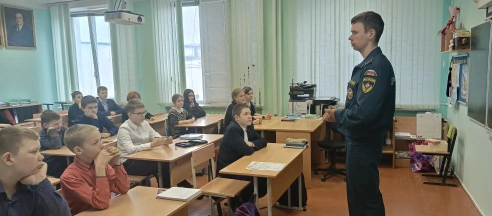 🚨 Месячник безопасности🚨  ☄💥Урок безопасности от сотрудников МЧС💥☄    👩‍🚒В нашей школе прошёл незабы
