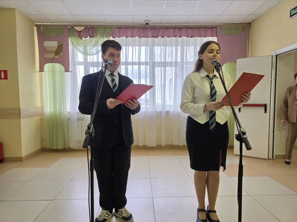 Традиционная линейка в МКОУ Бутурлиновская СОШ. В МКОУ Бутурлиновская средняя общеобразовательная шк
