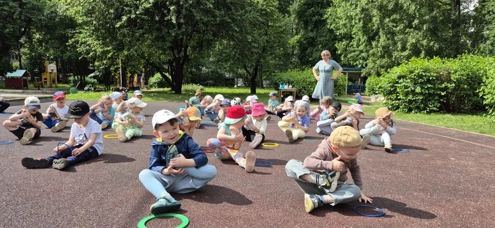 В группах младшего и раннего возраста на занятиях физической культурой не скучает никто. Особенно по