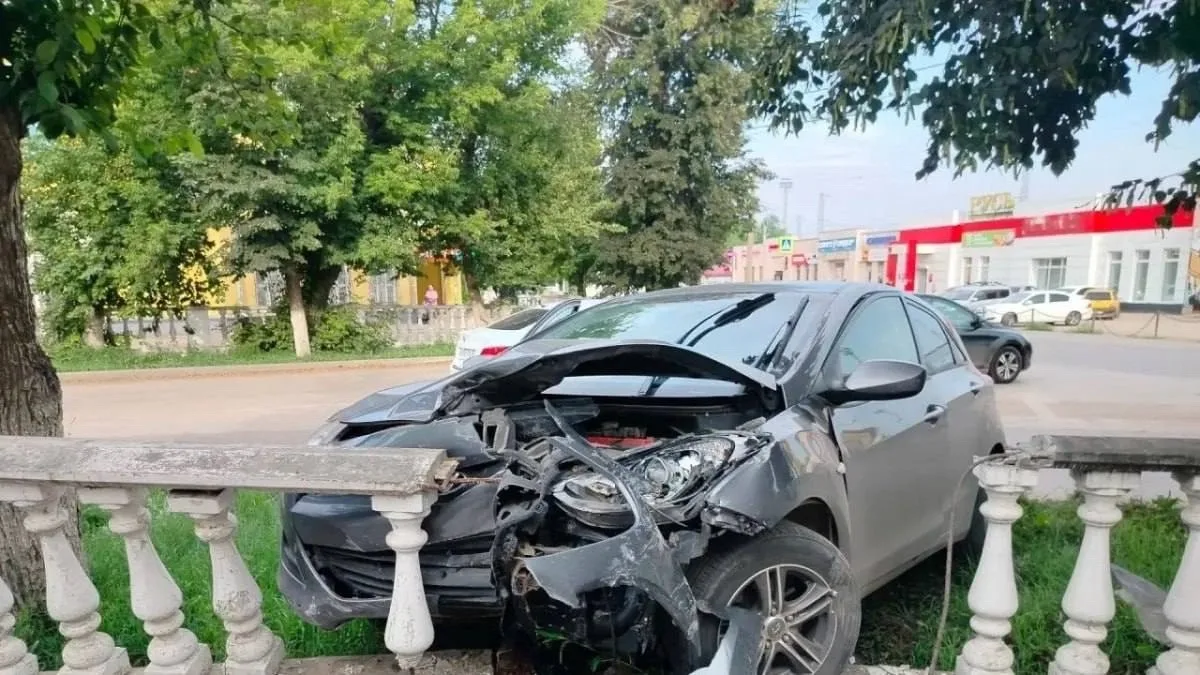 Под Самарой Hyundai врезался в декоративную ограду. В ДТП пострадал пассажир.

✔️ Подпишись на Самар