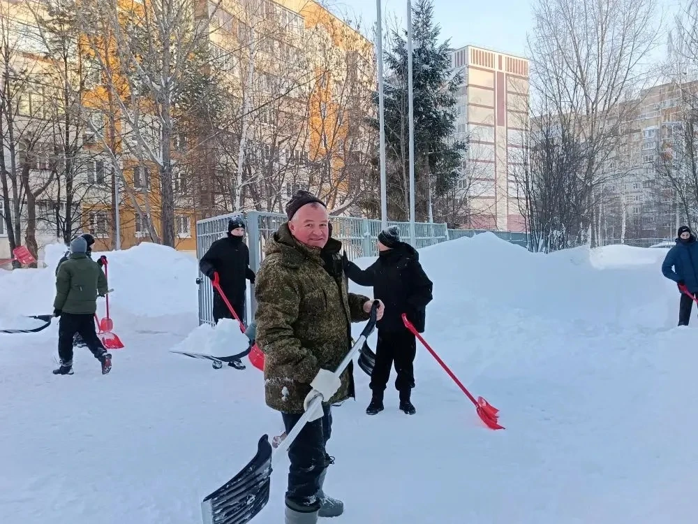 Вместе мы — сила! ❄️🤝  После обильного снегопада территория нашей школы нуждалась в помощи, и эта по