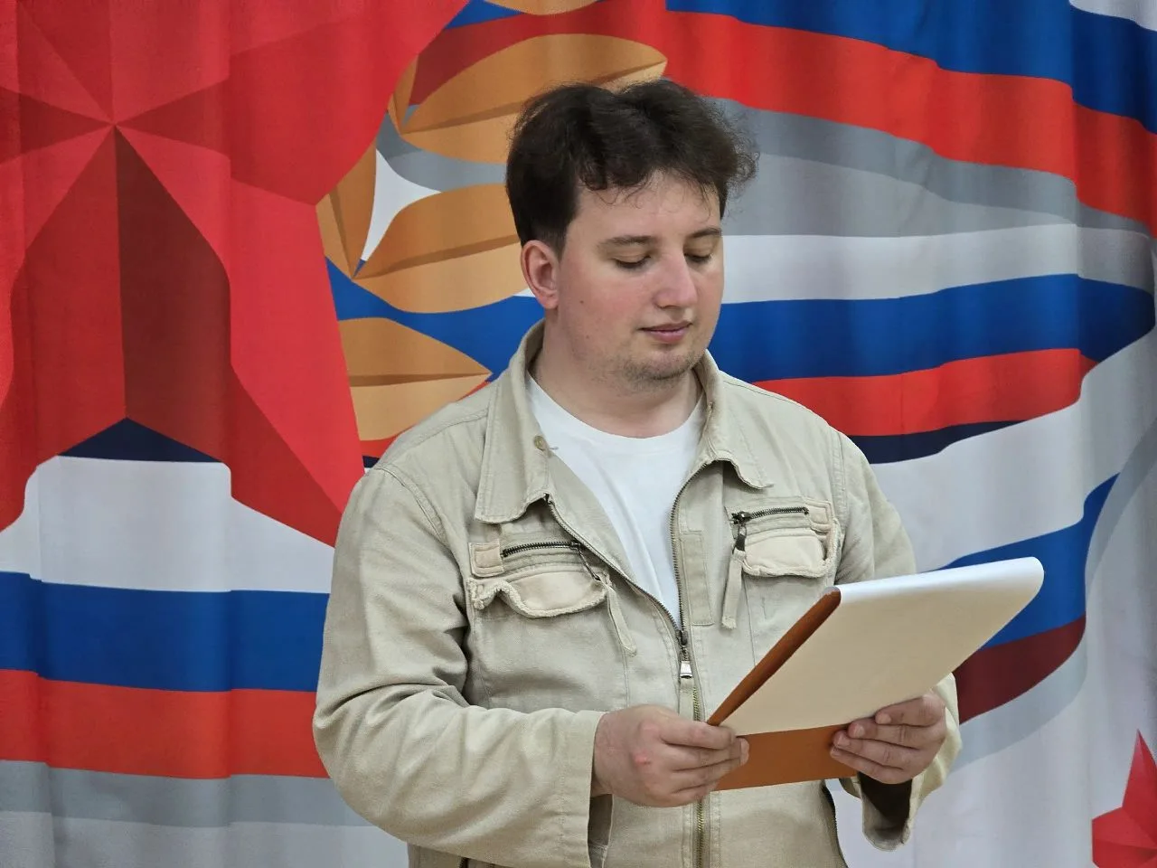11 июня 2026 года в отделе народной культуры «Радуга» прошёл патриотический час «Вместе мы единый на