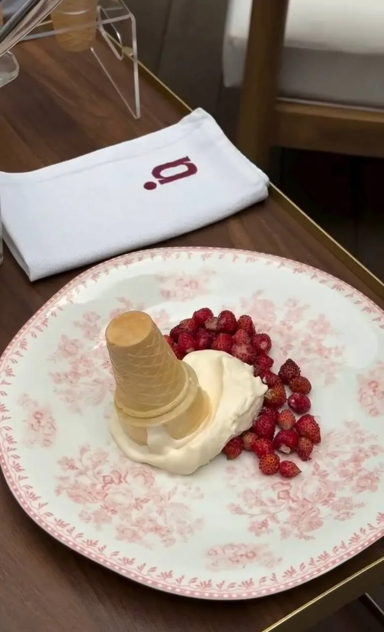 🍓 Мороженое с горстью земляники подают в InOut Bistro — летний спешл сочетает в себе н...