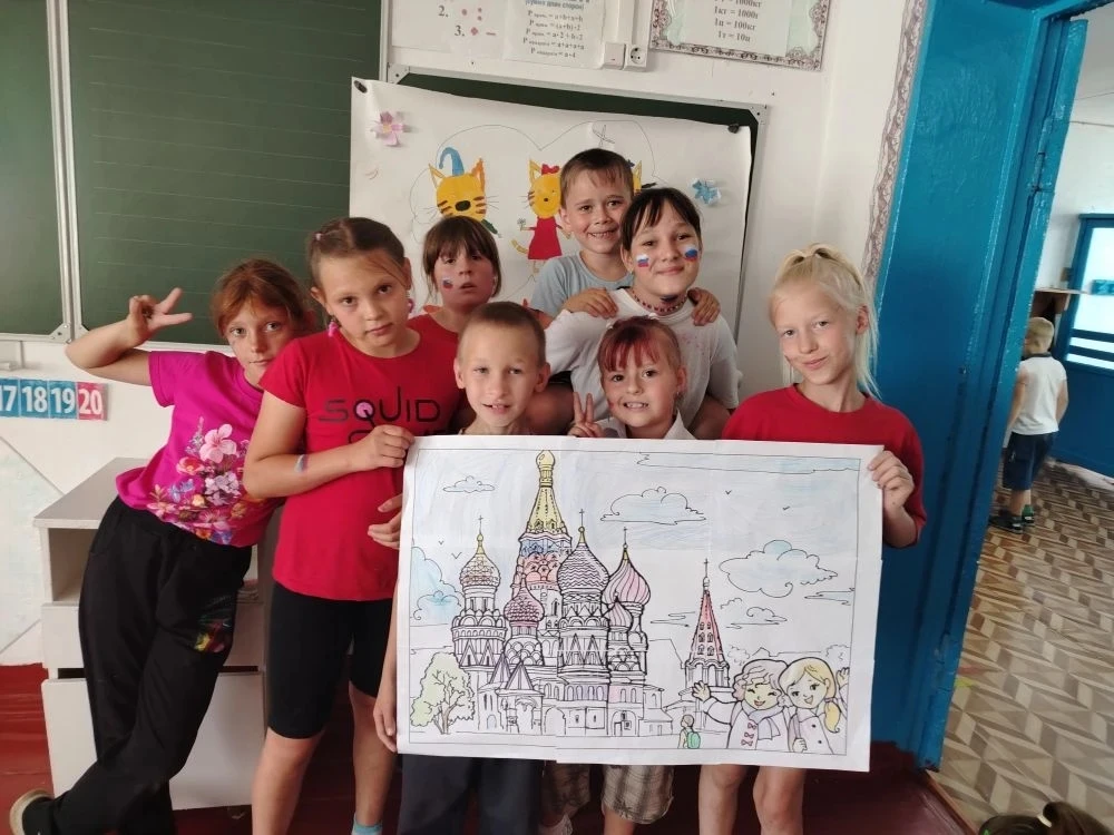В нашем пришкольной лагере прошёл насыщенный и праздничный день, посвящённый Дню России!

День начал