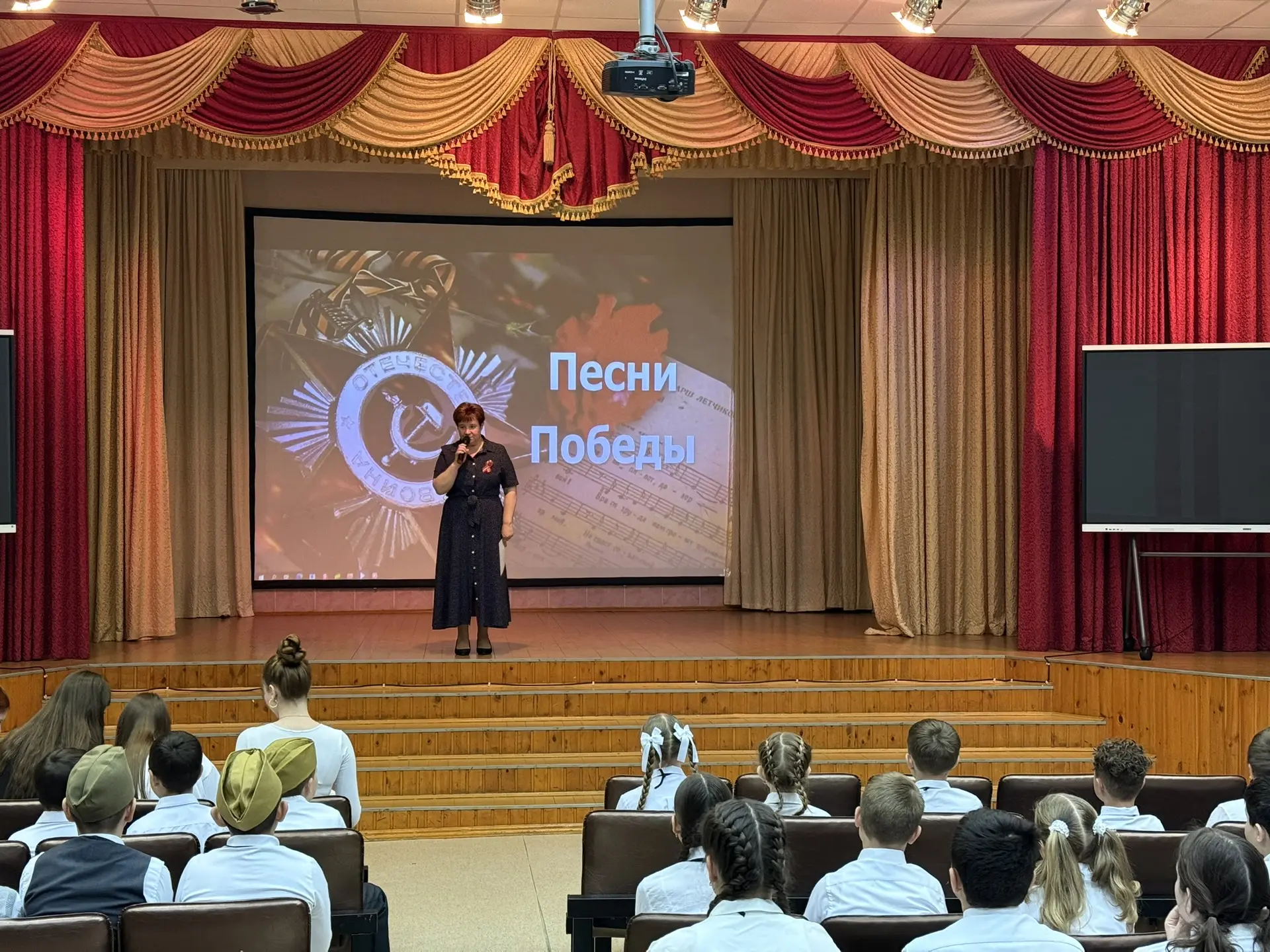 «Великие песни Победы»: Настоящая битва хоров в начальной школе! 🎤🎶✨    В нашей #Школе30 состоялось 