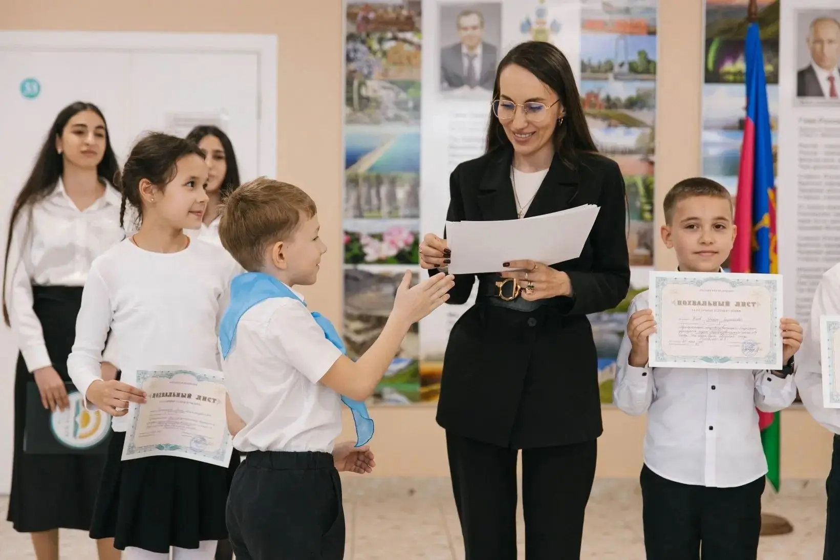 📌В нашей школе прошли торжественные линейки, посвященные вручению похвальных листов «За отличные усп