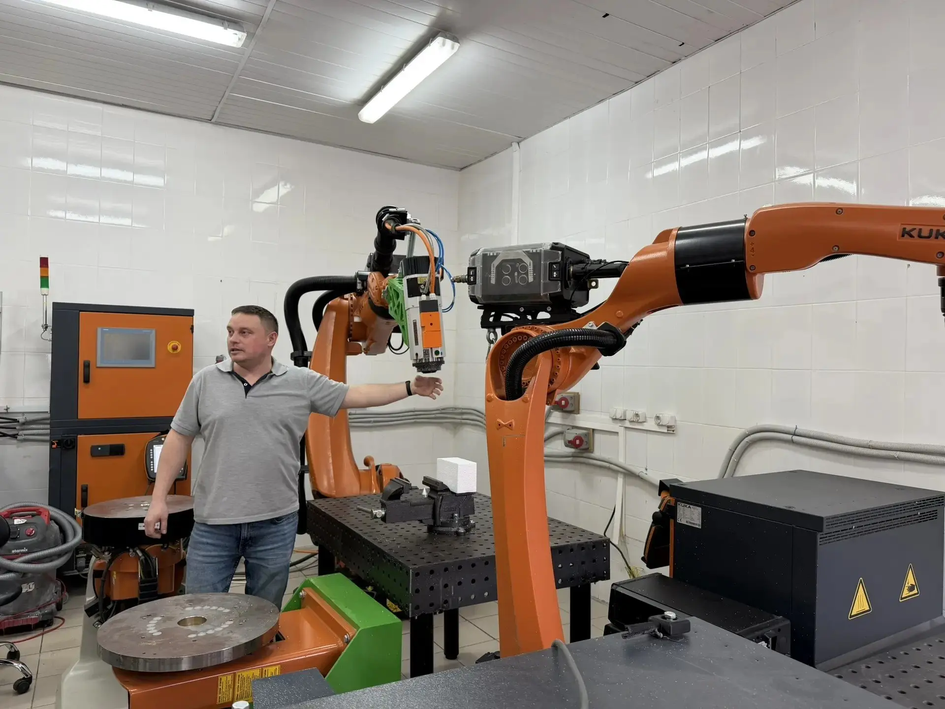 🤖 Профориентация 9-х классов: знакомство с промышленной робототехникой  Девятиклассники нашей школы 