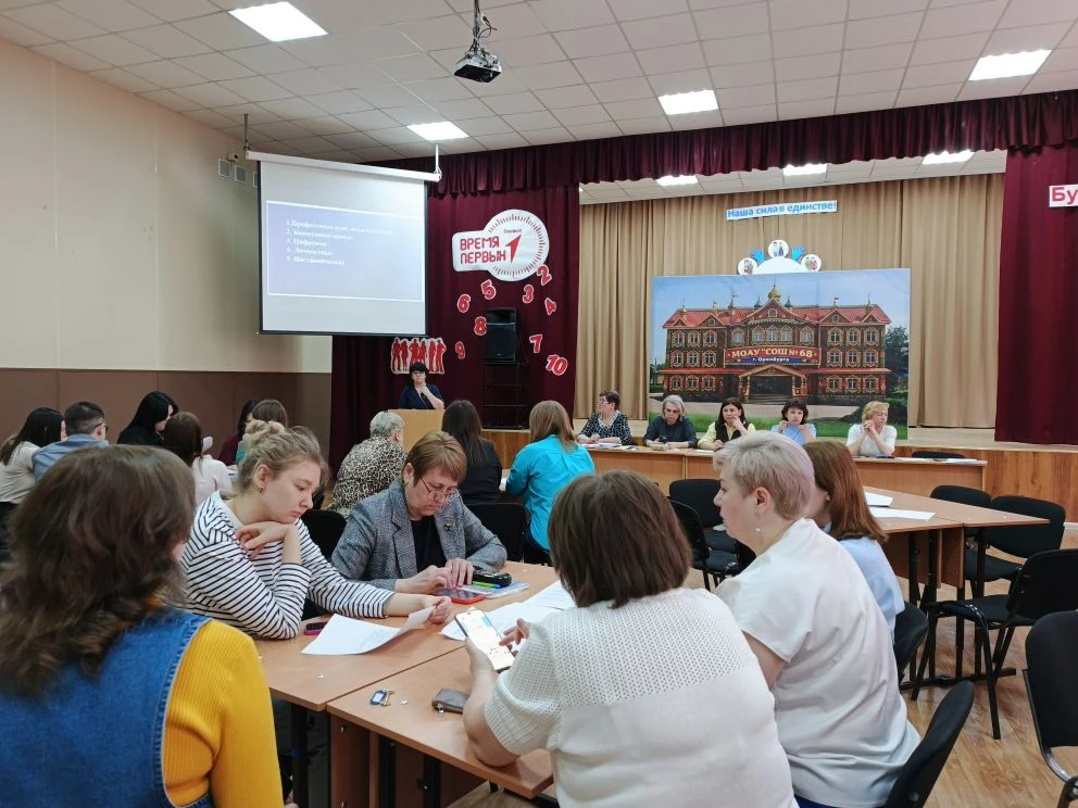 📚 Учителя на каникулах: мифы и реальность🤗  🎈Каникулы — это не про отдых. Это про педсовет в актовом