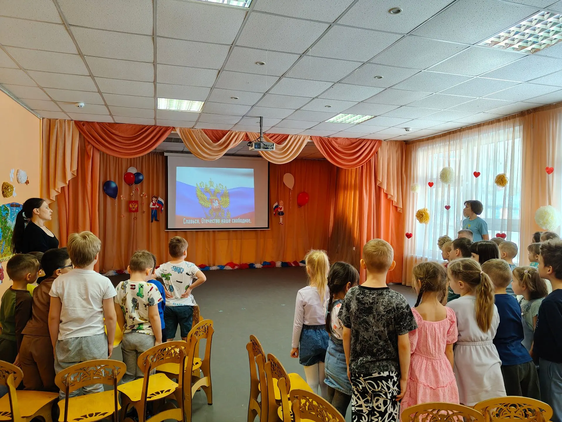 В дошкольных группах эта неделя была посвящена России. Ребята совершили  виртуальную экскурсию по Ро