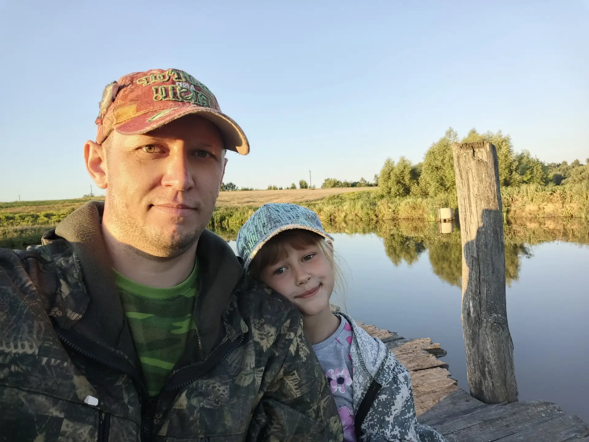 Пятница — время для самых важных дел! 🎣✨

Забрал сегодня дочурку из садика, заскочили домой, быстро