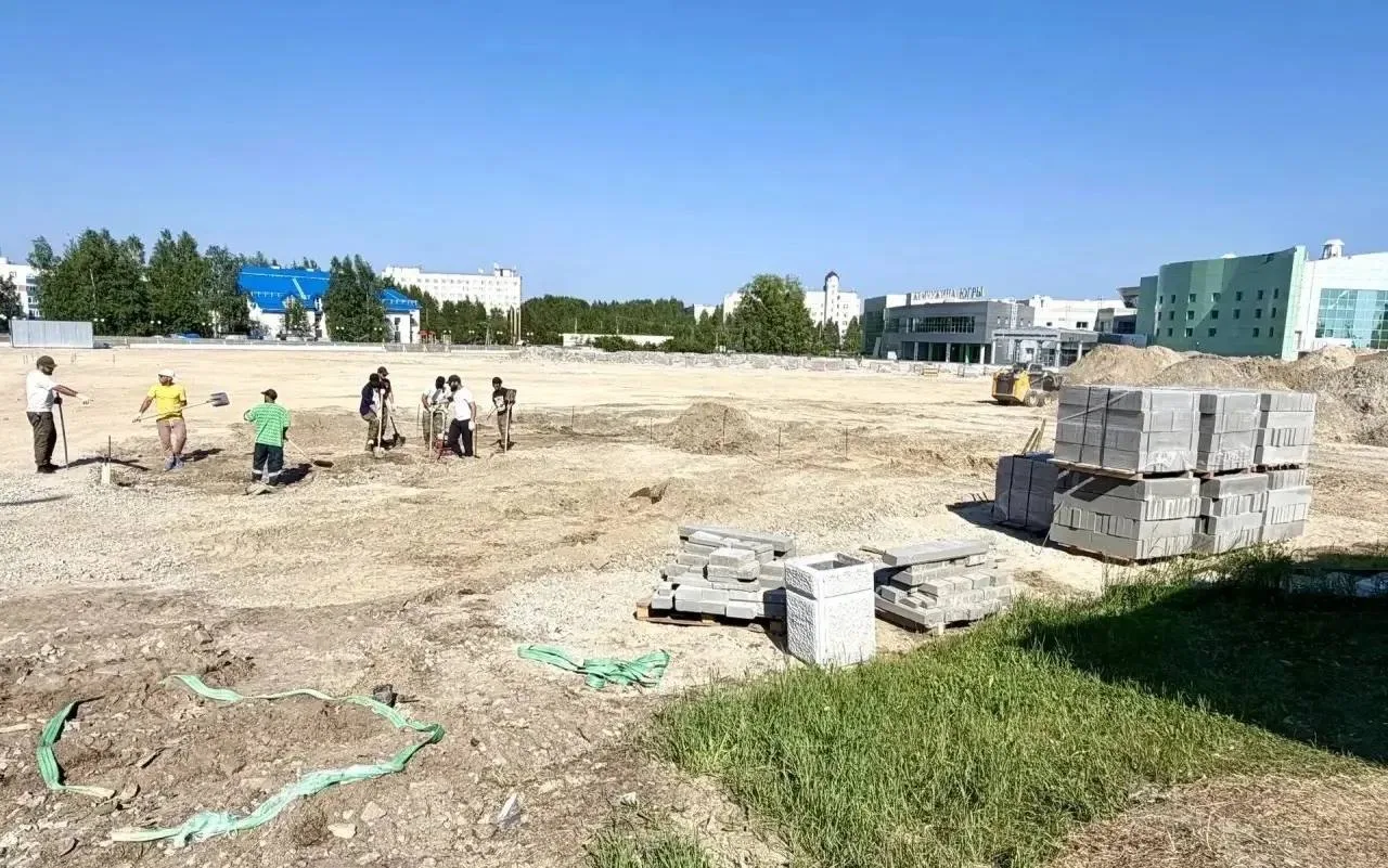 Проинспектировал ход выполнения работ по реконструкции объекта площадь «Юбилейная».