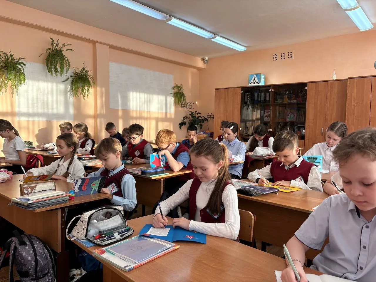 ✉Учащиеся нашей школы приняли участие в акции «Письмо солдату». 📝Ребята написали теплые письма и соз