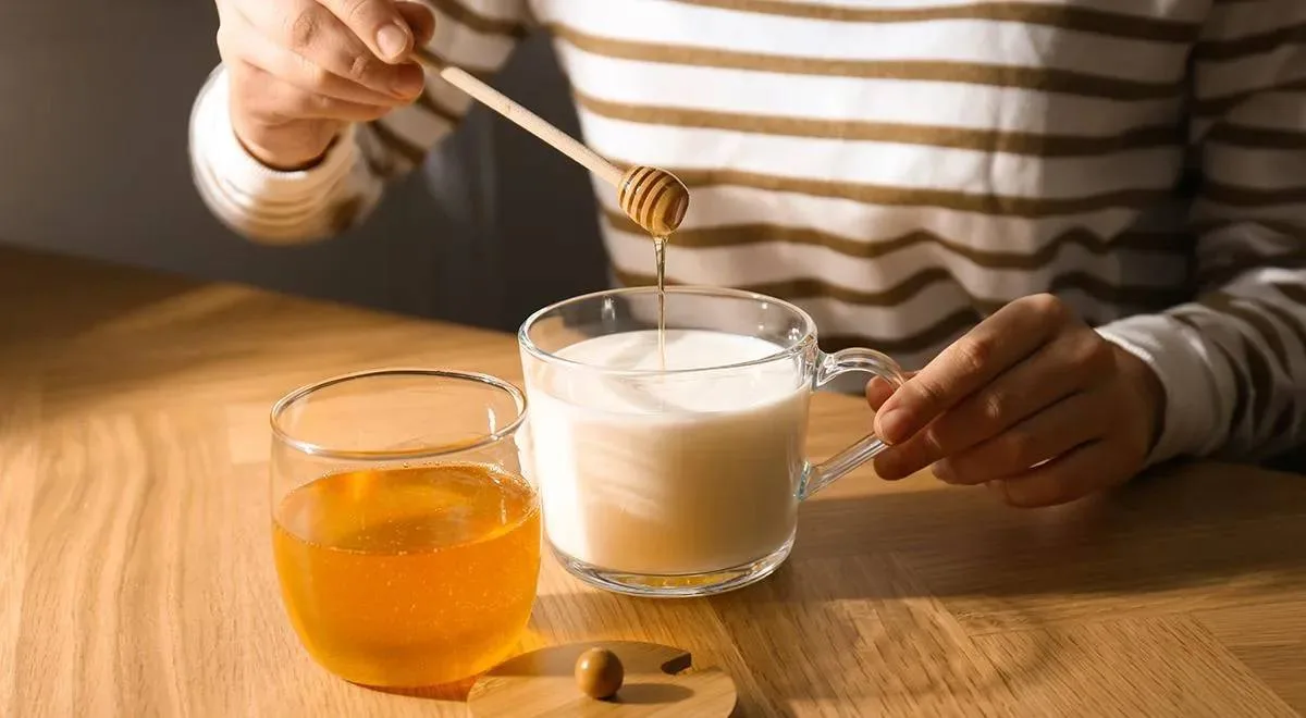 Молоко с медом поможет от кашля 🍯