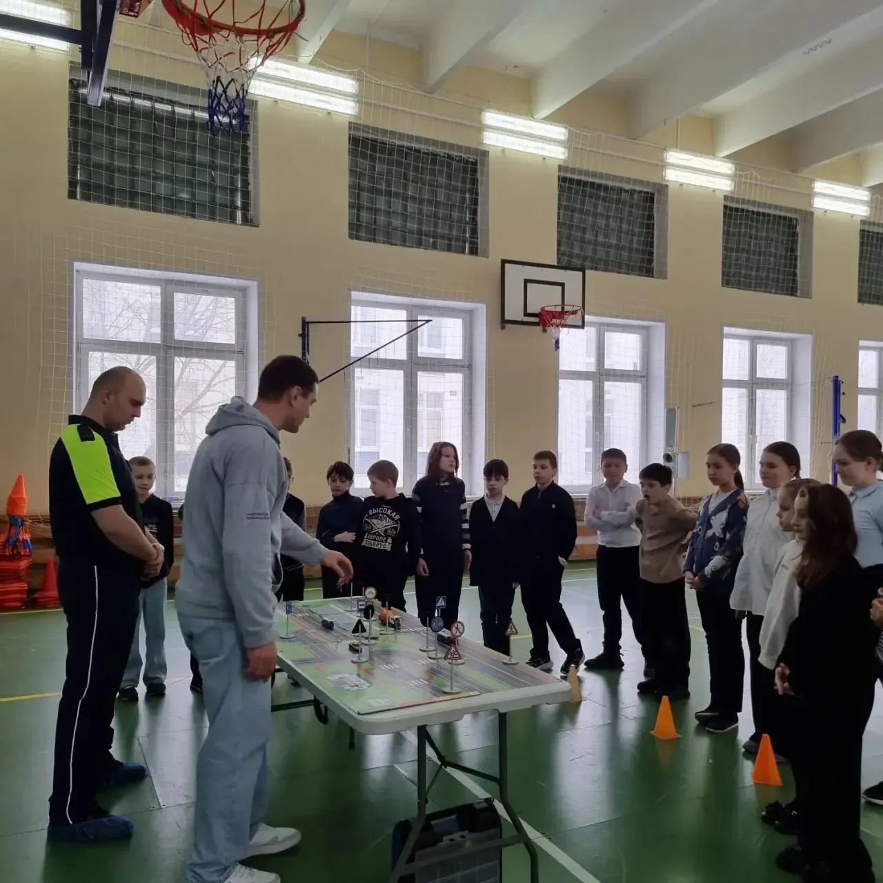 🚦 УЧИМСЯ БЫТЬ ЗАМЕТНЫМИ И ВНИМАТЕЛЬНЫМИ НА ДОРОГЕ  12 февраля в нашей школе сотрудники «ГБОУ ДО ЦДЮТ