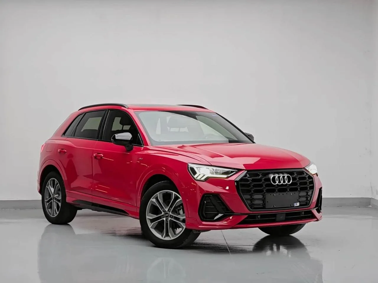 ✅🔑 Audi Q3 2023 в наличии
за 2 991 000 ₽ 

Пробег: 31000 км
Двигатель: 1.4L 150 л.с. бензин
Привод: