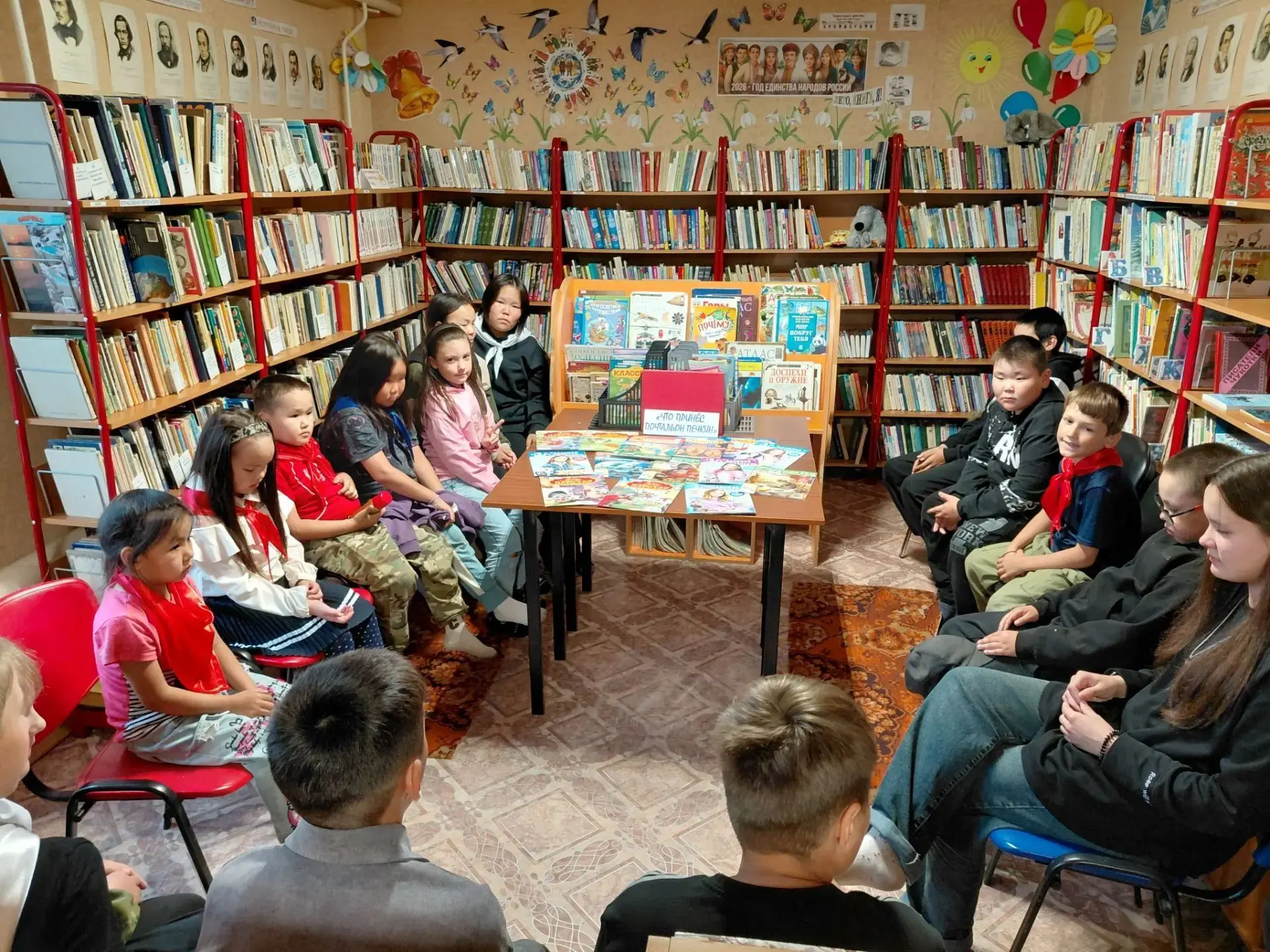 «Что принёс почтальон Печкин? 📬 Акция чтения 📖 в Анюйской библиотеке 📚!»

В библиотеке села Анюйс