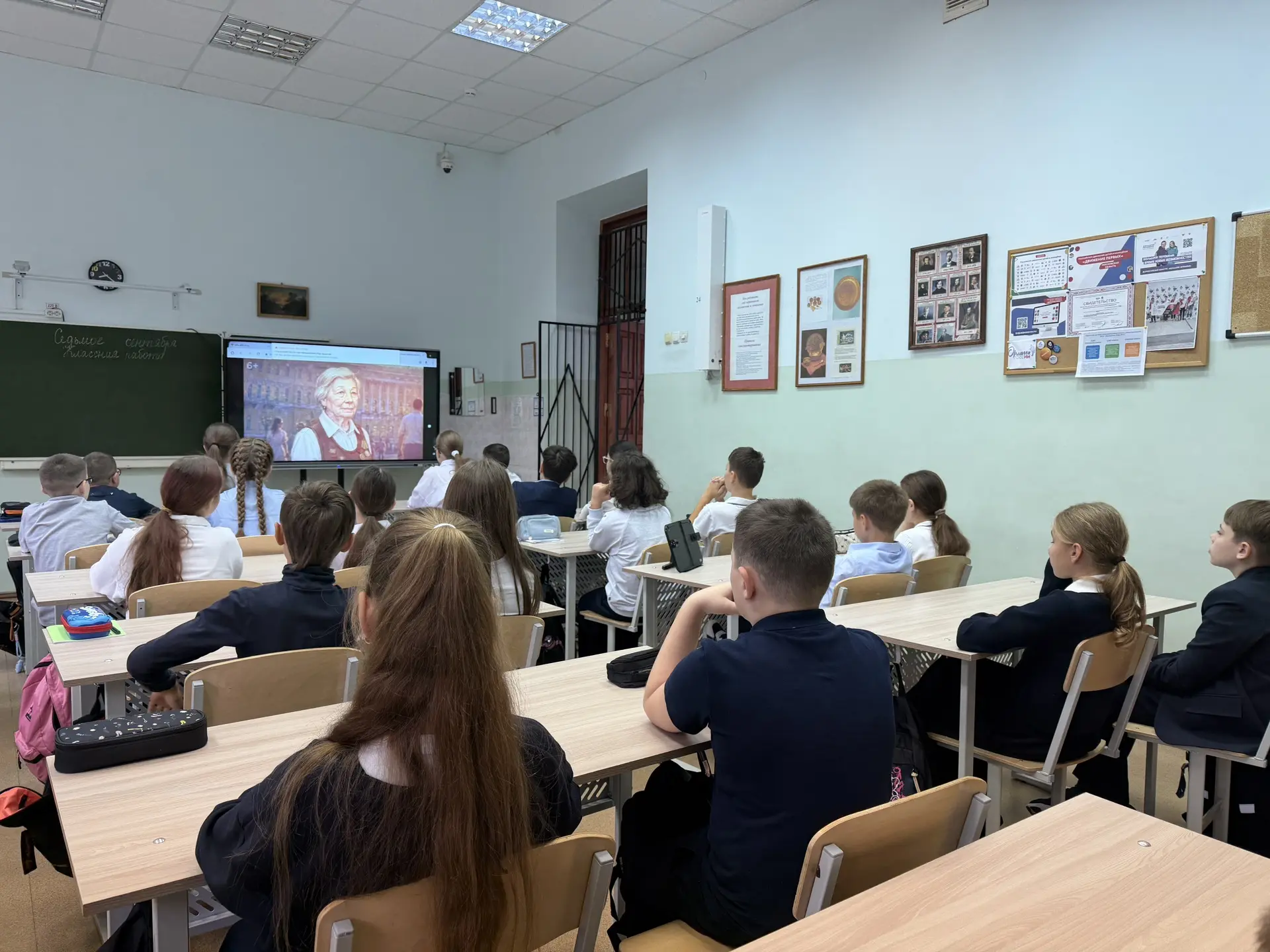 Сегодняшний понедельник начался с подъема флага России, исполнения гимна Российской Фед...