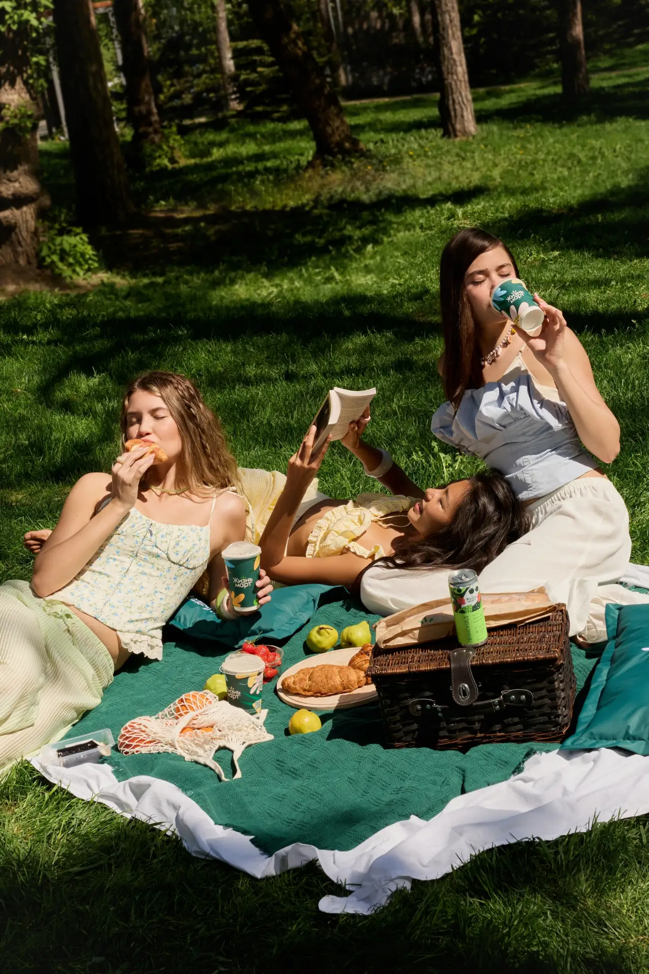 Рабочий день до 18:00
Девочки в 18:01: 🧺🥐☕️

Плед, кофе, круассаны, ягоды и ни слова про работу 😁