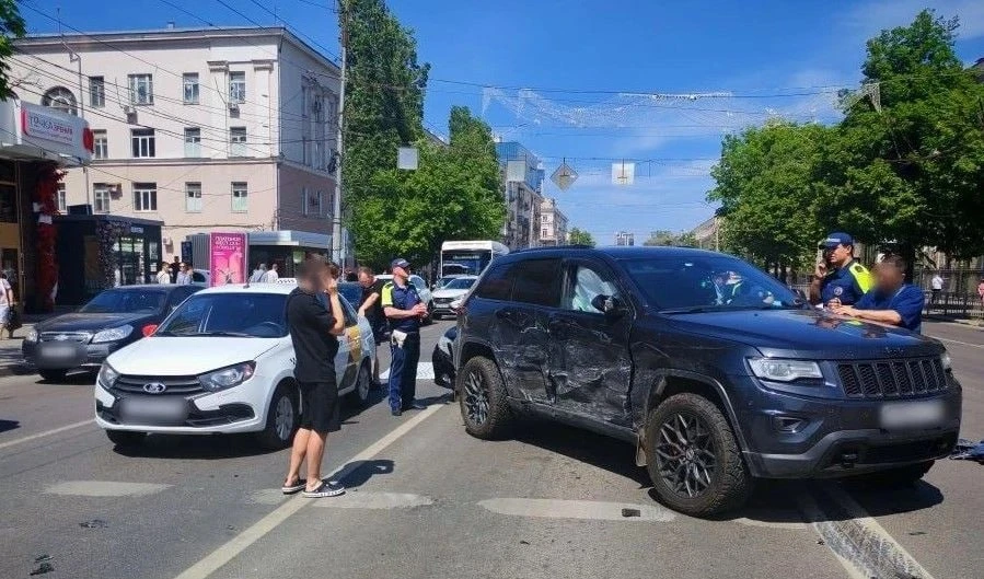 Осудили водителя внедорожника, из-за которого случилось массовое ДТП на улице Плехановской