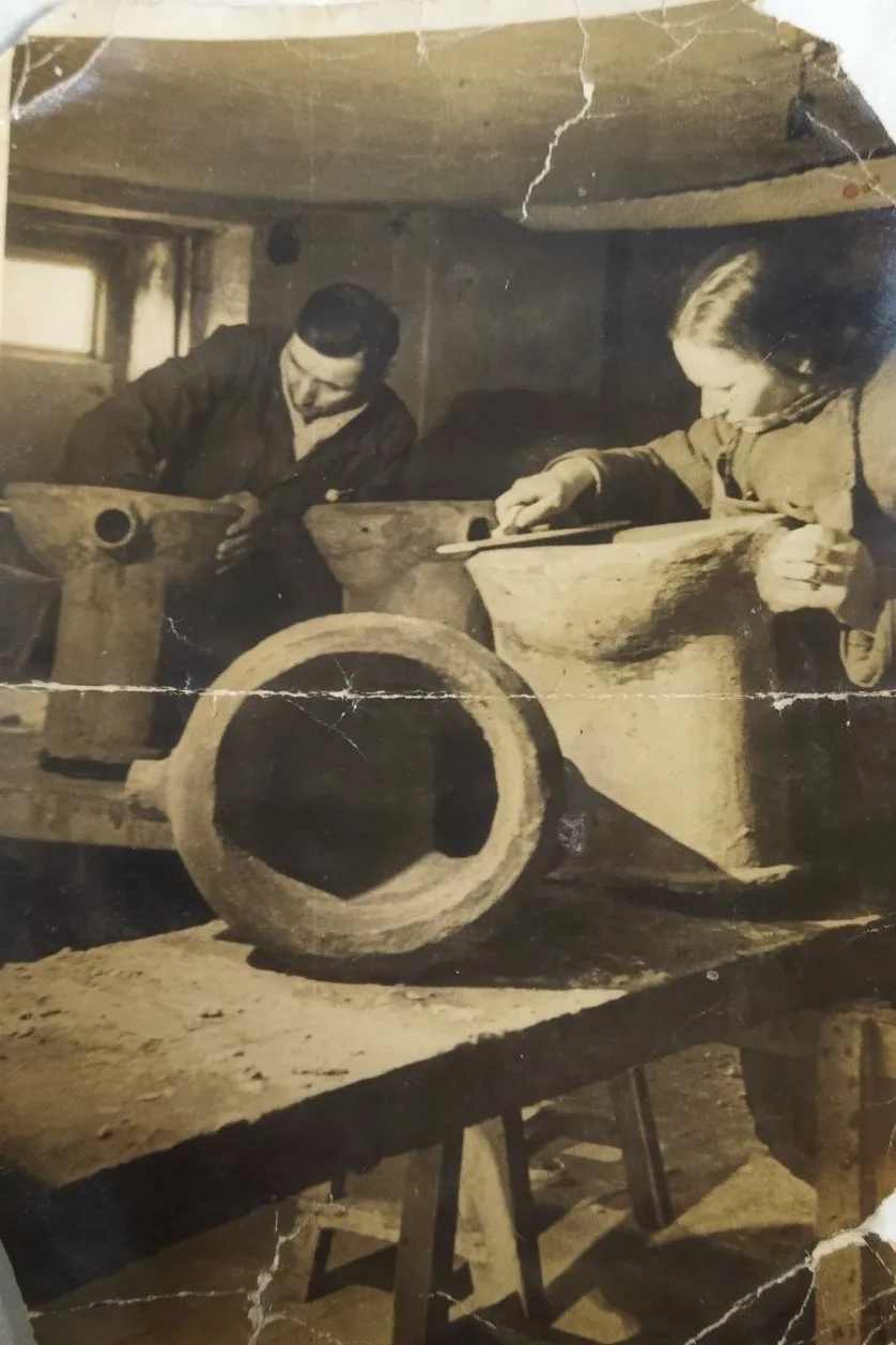 Работники унитазной мастерской творят унитазы из бетона, 1944 год.