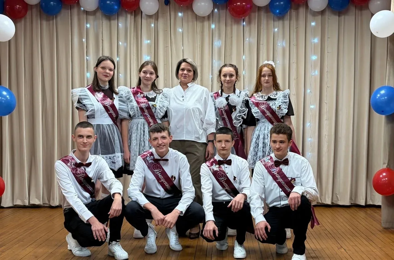 🔔 В Почепской школе для  выпускников прозвенел последний звонок — символ окончания уро...