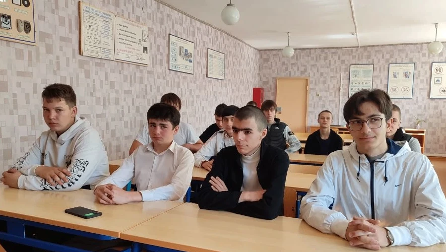 18 мая 2026 г. в КЧР ГБПОО МПК «Профессионал» состоялась торжественная линейка, начавшаяся с церемон