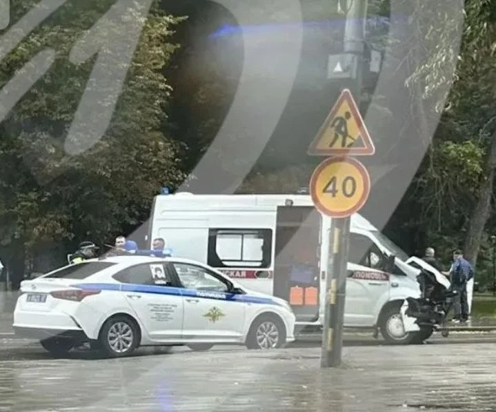 В Орле на пересечении улиц Пионерской и Салтыкова-Щедрина произошло ДТП с машиной  скор...