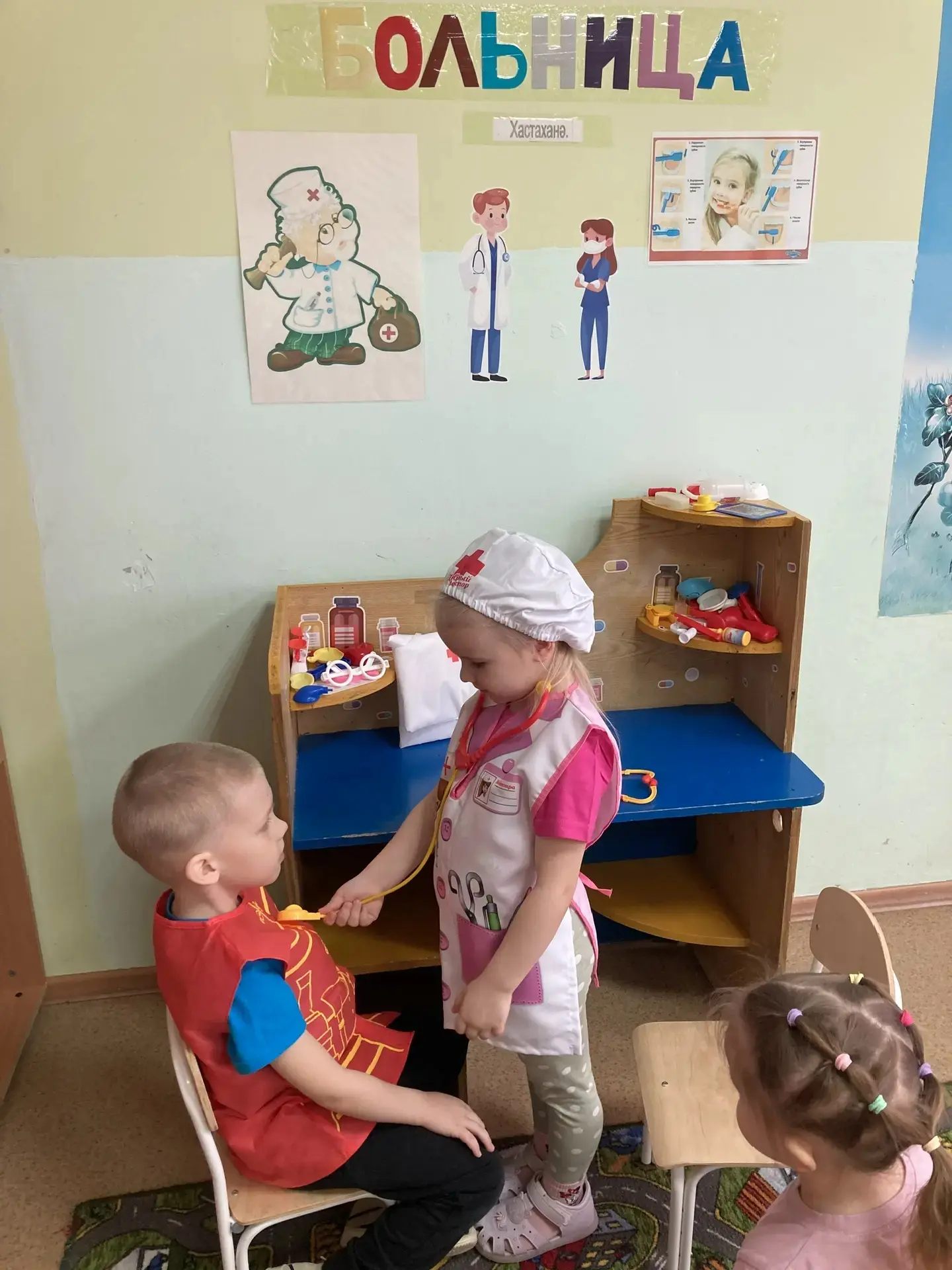 В детском саду мы часто играем в больницу: кто-то становится врачом, кто-то — пациентом. Мы ставим г