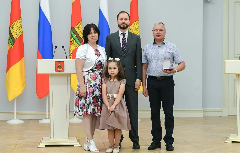 Почетного знака «Слава отца» удостоен житель Торопецкого округа.
Виталий Королев накануне Дня России